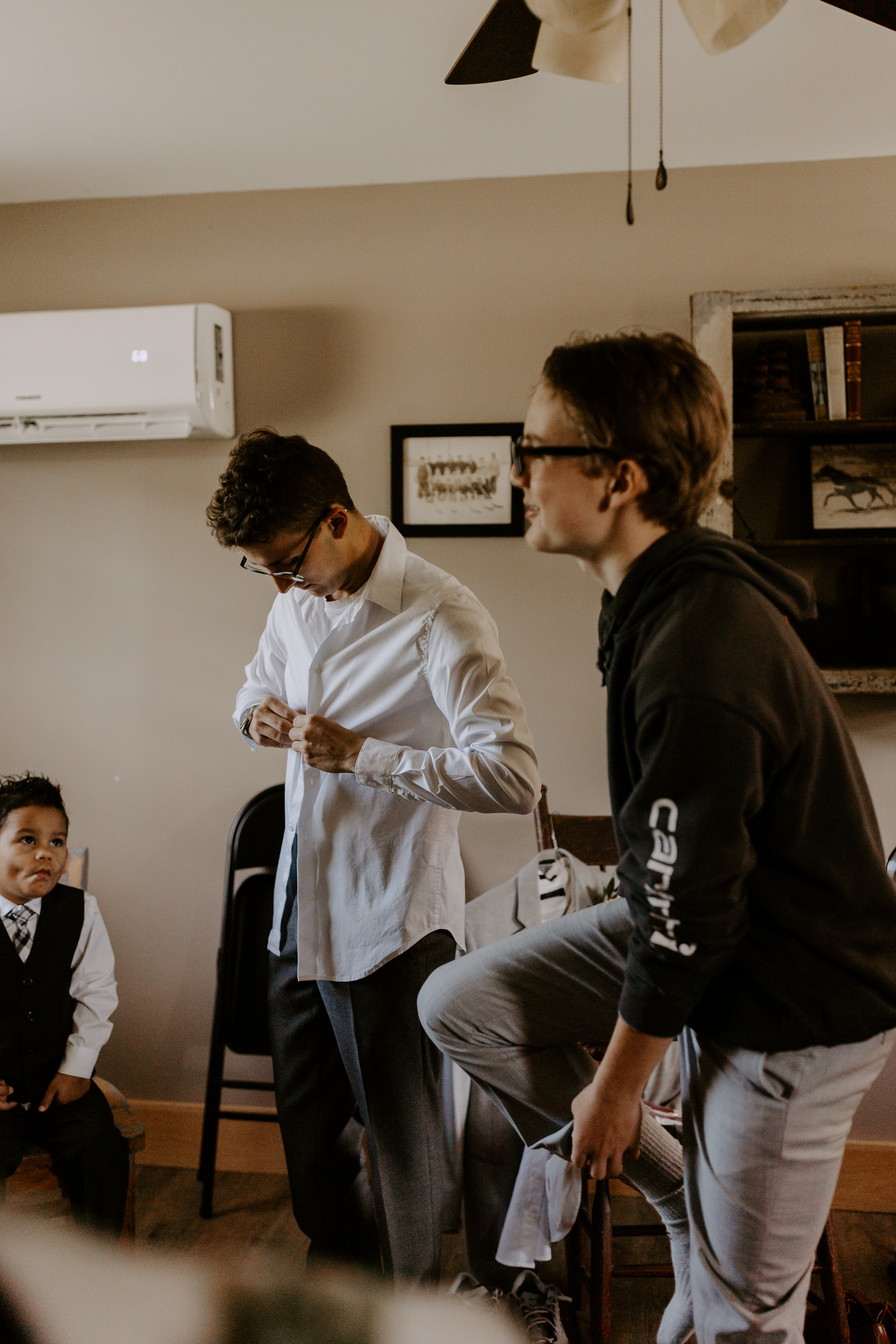 Aileen-Elizabeth-Phtography-Grooms-Cabin-Getting-Ready