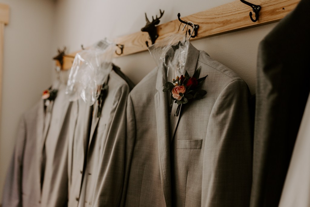 Aileen-Elizabeth-Photography-Grooms-Cabin-Getting-Ready-6-1